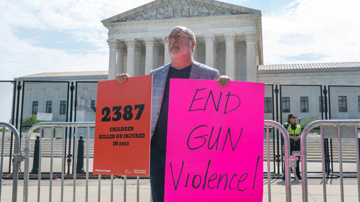 El reverendo Patrick Mahoney, con el grupo Faith Leaders Ending Gun Violence, protesta contra la violencia con armas, el miércoles 8 de junio de 2022, frente a la Corte Suprema de EEUU, en Washington. (Foto AP/Jacquelyn Martín)