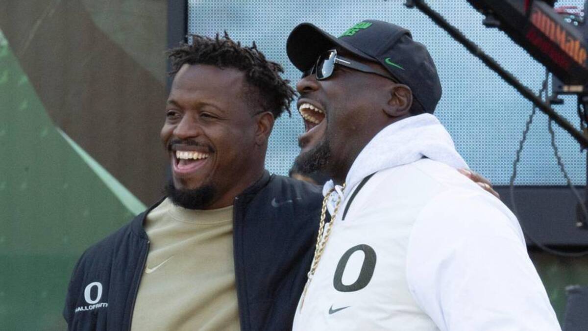  Former Ducks Jonathan Stewart, left, and LeGarrette Blount are introduced as team captains for the game against Southern California during the first quarter Nov. 22, 2025. | Chris Pietsch/The Register-Guard / USA TODAY NETWORK via Imagn Images 