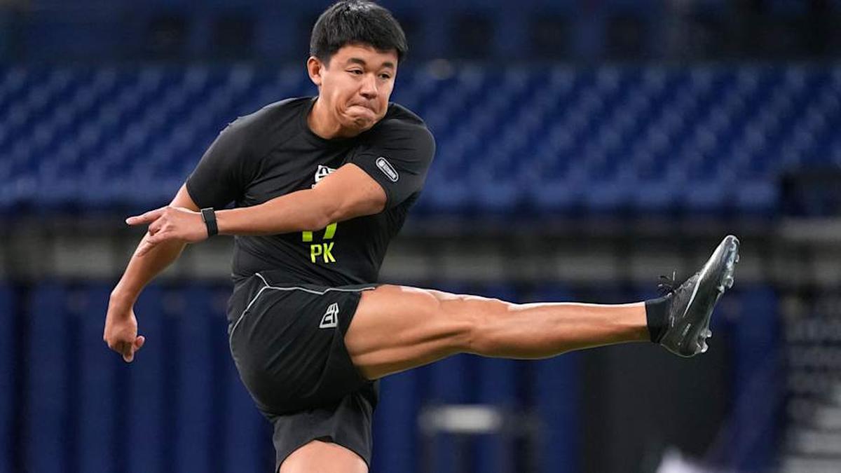  Feb 25, 2026; Indianapolis, IN, USA; Hawaii place kicker Kansei Matsuzawa (PK17) aka Tokyo Toe kicks the ball during the NFL Scouting Combine at Lucas Oil Stadium. Mandatory Credit: Kirby Lee-Imagn Images | Kirby Lee-Imagn Images 