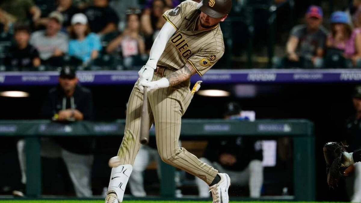 Surging Padres edge Rockies to extend winning streak to eight