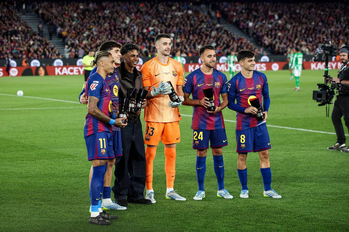 Raphina, Pau Cubarsi, Lamine Yamal, Joan Garcia, Eric Garcia, and Pedri of FC Barcelona are awarded with La Liga Best Team of the Season during the La Liga EA Sports 2025/26 match between FC Barcelona and Real Betis Balompie at Spotify Camp Nou Stadium in Barcelona, Spain, on May 17, 2026. (Photo by Gongora/NurPhoto via Getty Images)