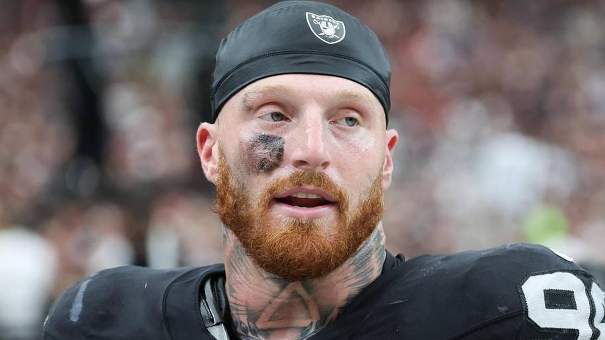  Sep 28, 2025; Paradise, Nevada, USA; Las Vegas Raiders defensive end Maxx Crosby (98) looks on from the sideline during the first quarter against the Chicago Bears at Allegiant Stadium. Mandatory Credit: Kiyoshi Mio-Imagn Images | Kiyoshi Mio-Imagn Images 