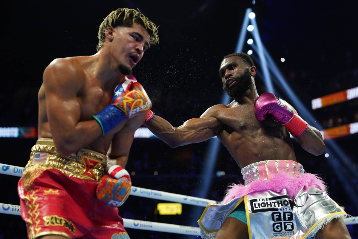  Jaron 'Boots' Ennis (R) throws a punch at Xander Zayas (L) Evan Bernstein/Getty Images