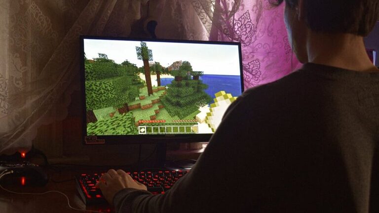 One in 10 boys become addicted to computer gaming