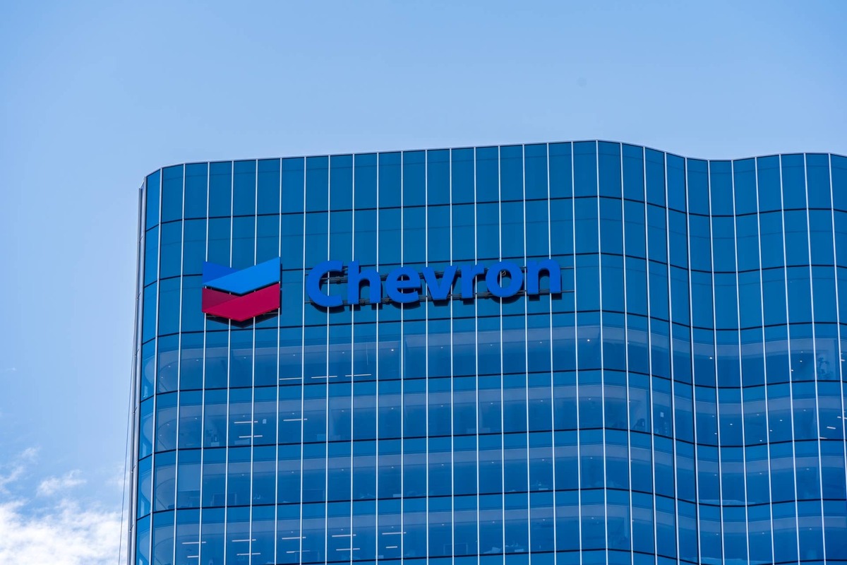  Chevron is moving beyond oil and gas extraction, quietly positioning itself as a power supplier for America's growing network of AI data centers. 