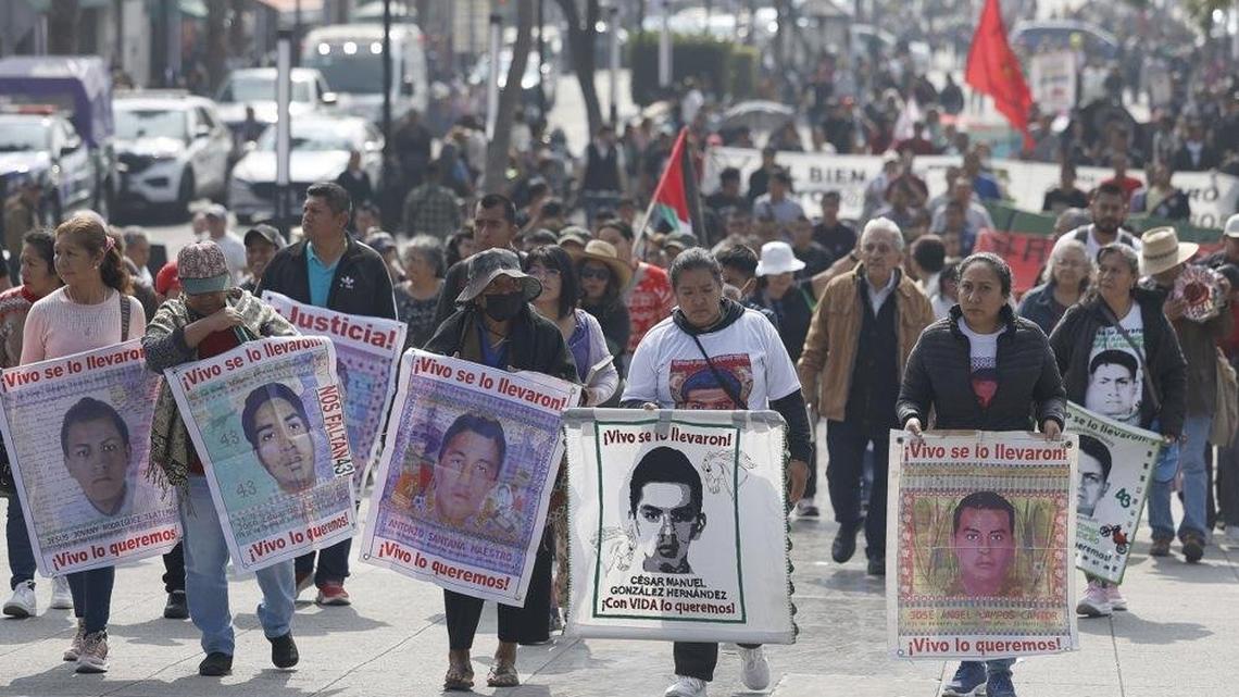 Mexico seeks U.N. backing to relaunch students' disappearance probe 