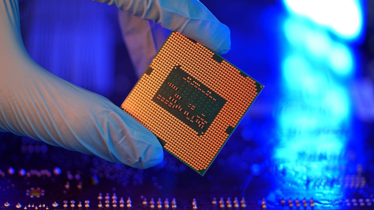  PSI and SMH invest in semiconductors differently. One follows market size, while the other rewards momentum, quality, and value across AI-driven chipmakers. 