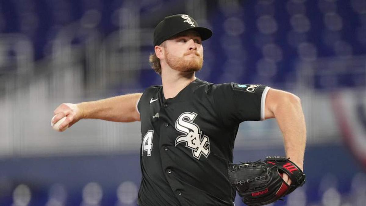  Chicago White Sox starting pitcher Shane Smith (64) pitches in the first inning against the Miami Marlins at loanDepot Park. | Jim Rassol-Imagn Images 