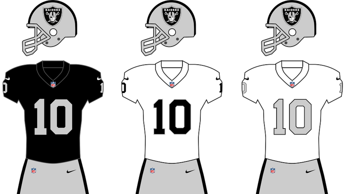  The Raiders have long kept it classic with their uniform set. | Photo via Wikipedia 