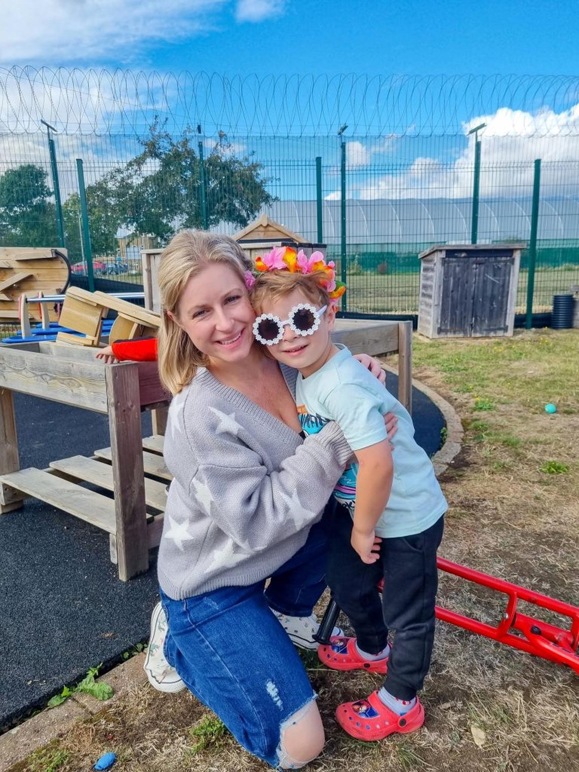  Teddy and his mom Cindy. (Cindy Hemms via SWNS) 