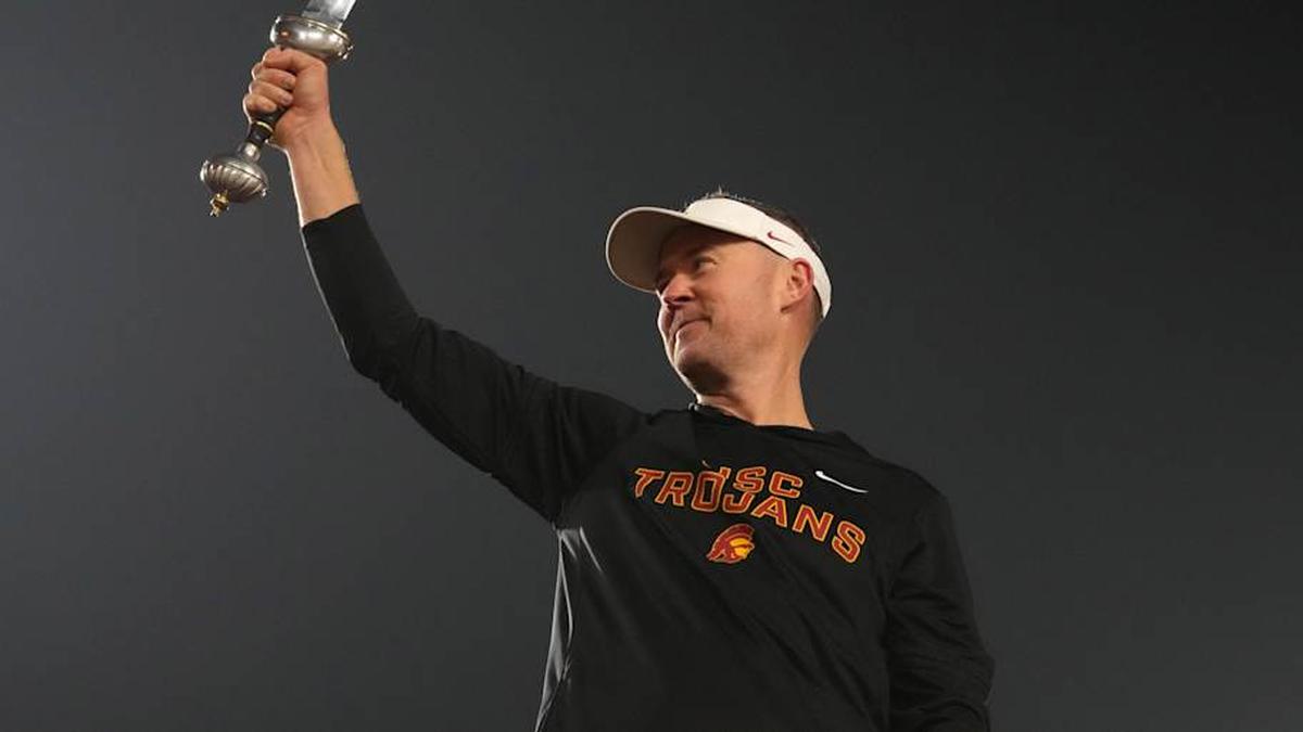  Nov 29, 2025; Los Angeles, California, USA; Southern California Trojans head coach Lincoln Riley leads the Spirit of Troy marching band in a rendition of Tribute to Troy after teh game against the UCLA Bruins at United Airlines Field at Los Angeles Memorial Coliseum. | Kirby Lee-Imagn Images 