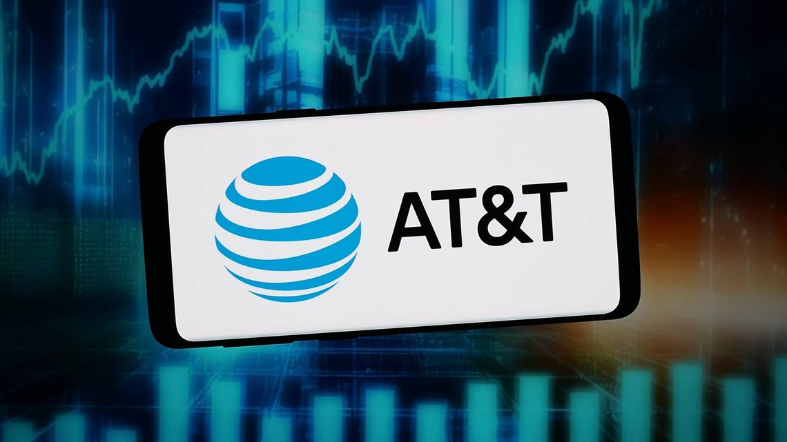 Oppenheimer downgrades AT&T stock on SpaceX threat 