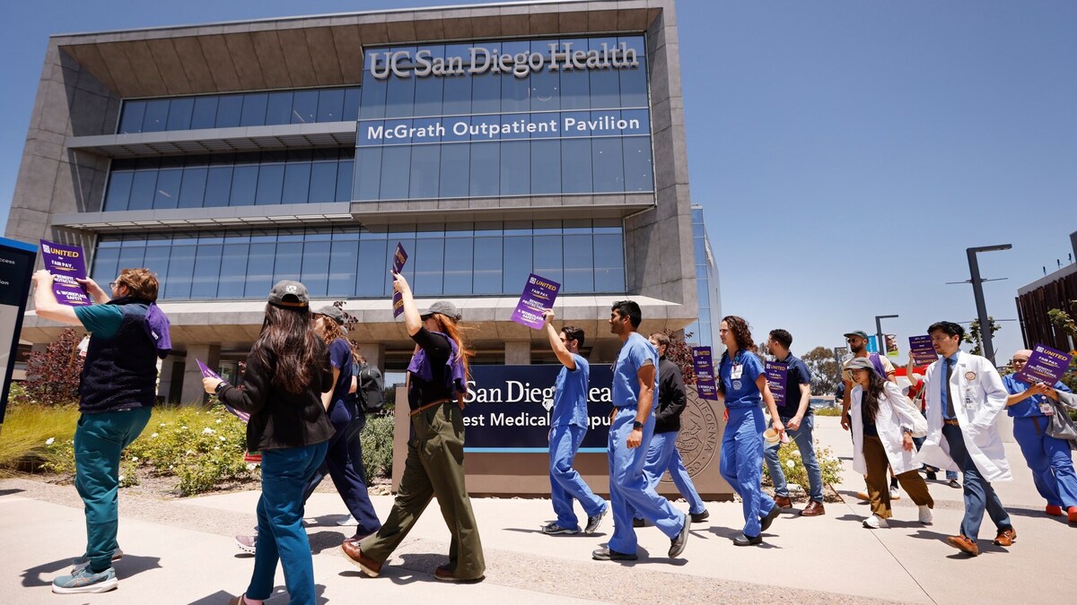 UC San Diego resident, intern and fellowship doctors held a “unity break” demonstration at Hillcrest Medical Center at UC San Diego Health on June 10, 2026 in San Diego, CA.  (K.C. Alfred / The San Diego Union-Tribune)
