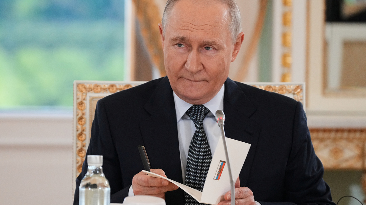 Russian President Vladimir Putin speaks to representatives of international news agencies on the sidelines of the St. Petersburg International Economic Forum, at the Constantine Palace in St. Petersburg, Russia, June 4, 2026.  Dmitri Lovetsky/Pool via REUTERS