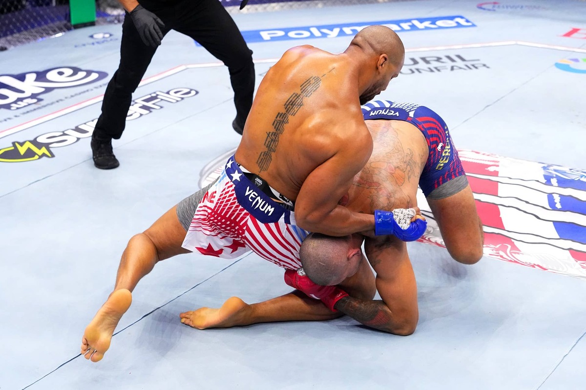  Ciryl Gane strikes Alex Pereira in the UFC interim heavyweight championship fight during the UFC Freedom 250 event on the South Lawn at the White House.