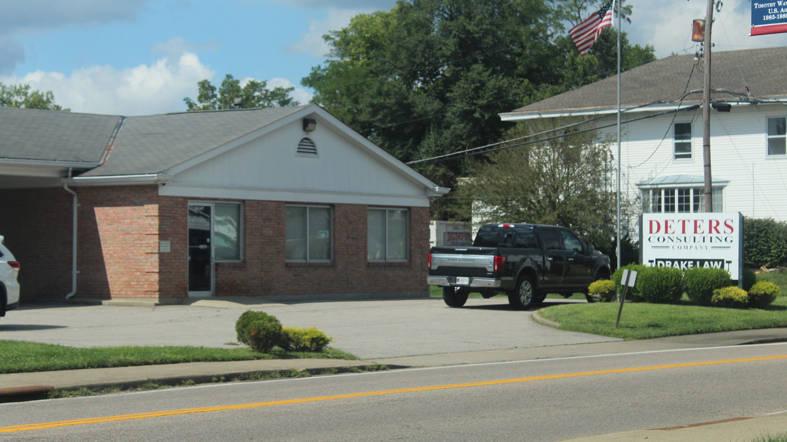 Disbarred lawyer accused of handing out checks for fake settlements, theft 