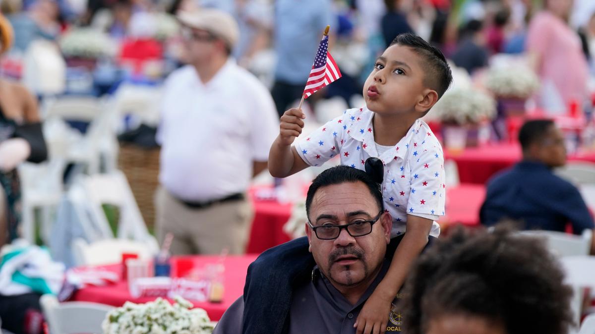 Un padre y su hijo esperan para escuchar el discurso del Día de la Independencia del presidente Joe Biden, el domingo 4 de julio de 2021 en la Casa Blanca, Washington D.C. 