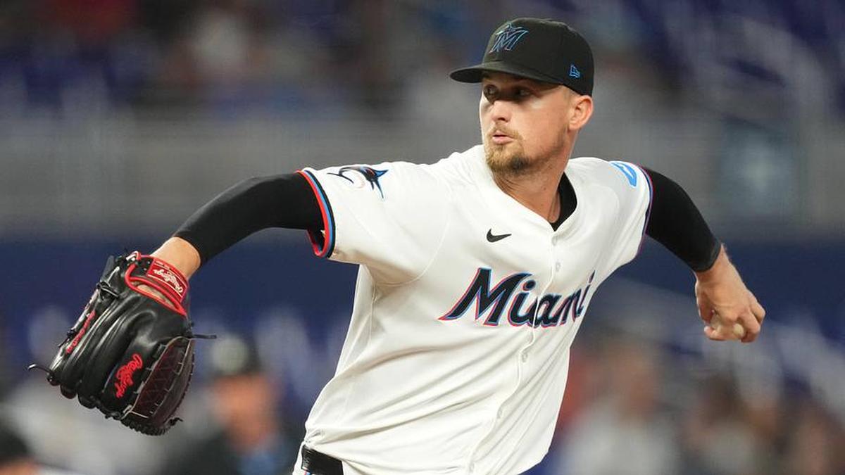  Miami Marlins starting pitcher Braxton Garrett (29) pitches against the St. Louis Cardinals in the first inning at loanDepot Park. | Jim Rassol-Imagn Images 
