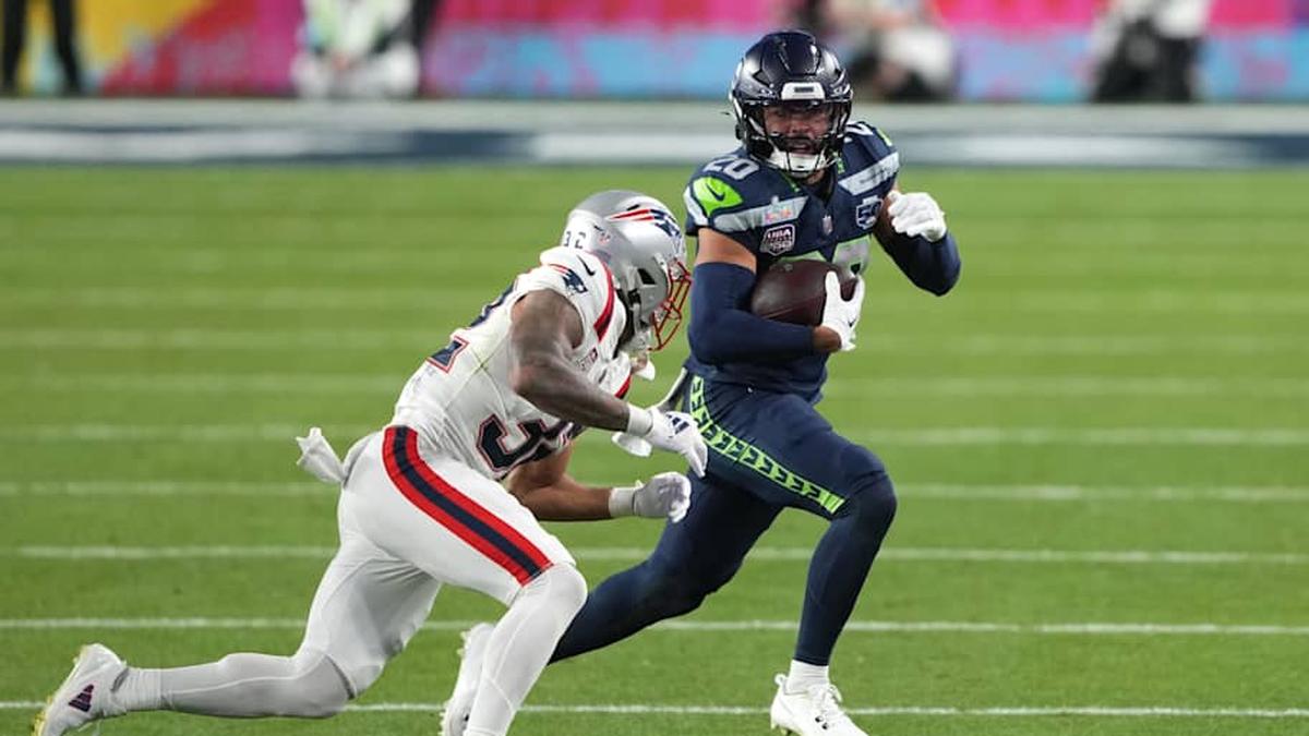  Feb 8, 2026; Santa Clara, CA, USA; Seattle Seahawks safety Julian Love (20) returns an interception against New England Patriots running back Treveyon Henderson (left) during the fourth quarter in Super Bowl LX at Levi's Stadium. Mandatory Credit: Darren Yamashita-Imagn Images | Darren Yamashita-Imagn Images 
