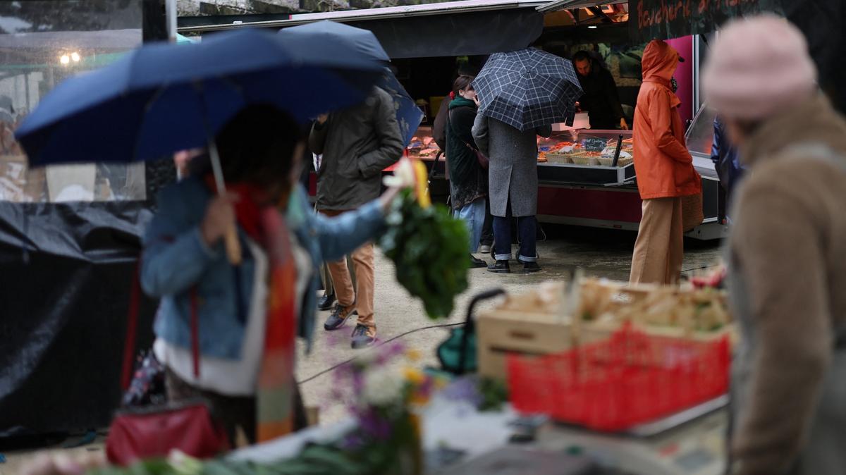 People shop at a local market in Nantes, France, April 3, 2026. REUTERS/Stephane Mahe