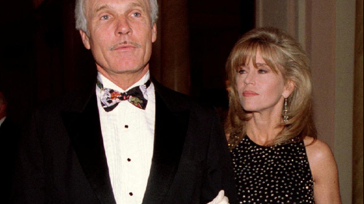FILE PHOTO: Ted Turner, owner of TNT networks and his wife actress Jane Fonda enter for an award ceremony in New York November 11/File Photo