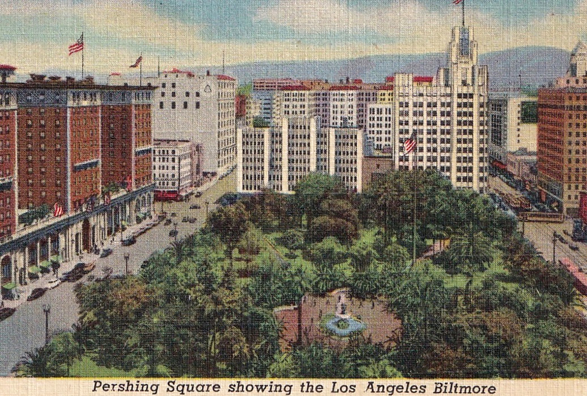  Vintage souvenir linen postcard published ca 1938 from series depicting Hollywood landmarks and movie star homes, here a view of the historic Pershing Square including the fables Los Angeles Biltmore Hotel. 