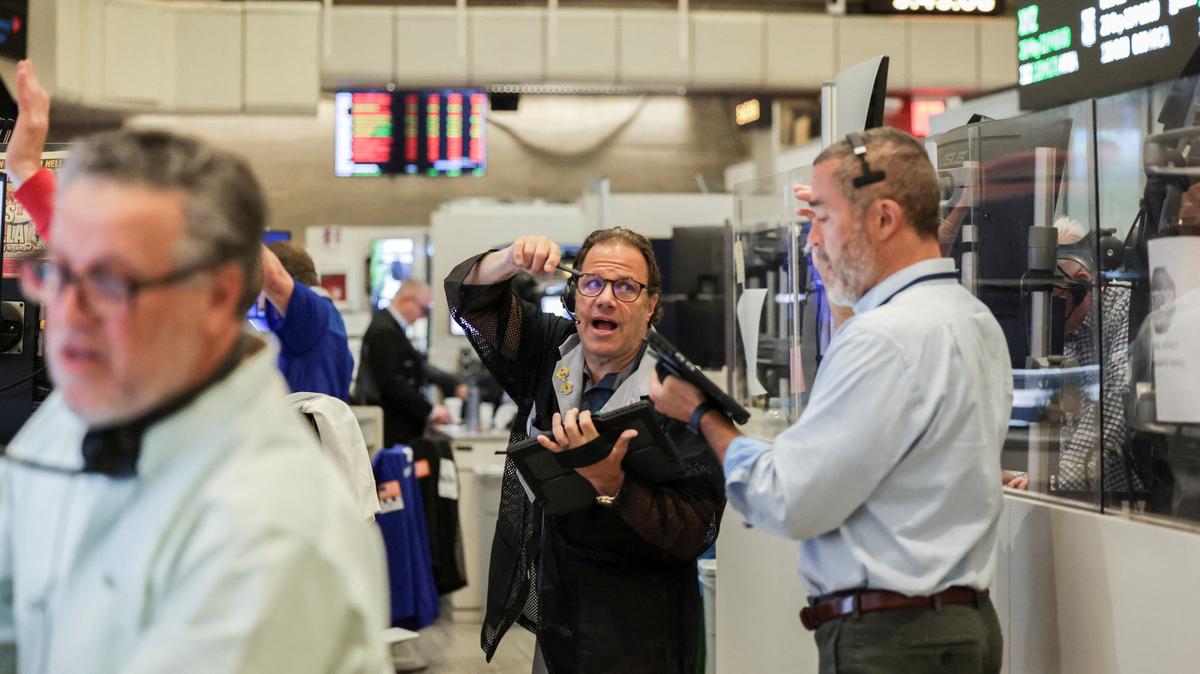 Futures-options traders work on the floor at the New York Stock Exchange's NYSE American (AMEX) in New York City, U.S., May 21, 2026. REUTERS/Jeenah Moon