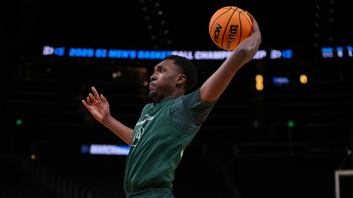  Mar 27, 2025; Atlanta, GA, USA; Michigan State Spartans forward Xavier Booker (34) dunks during NCAA Tournament South Regional Practice at State Farm Arena. Mandatory Credit: Brett Davis-Imagn Images | Brett Davis-Imagn Images 