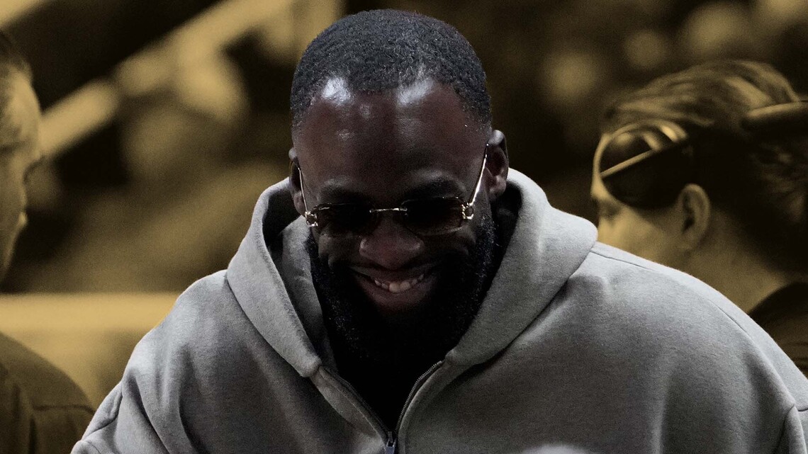 "What took so long?" - Draymond Green reacts to Lakers honoring Phil Jackson with a statue outside Crypto Arena 