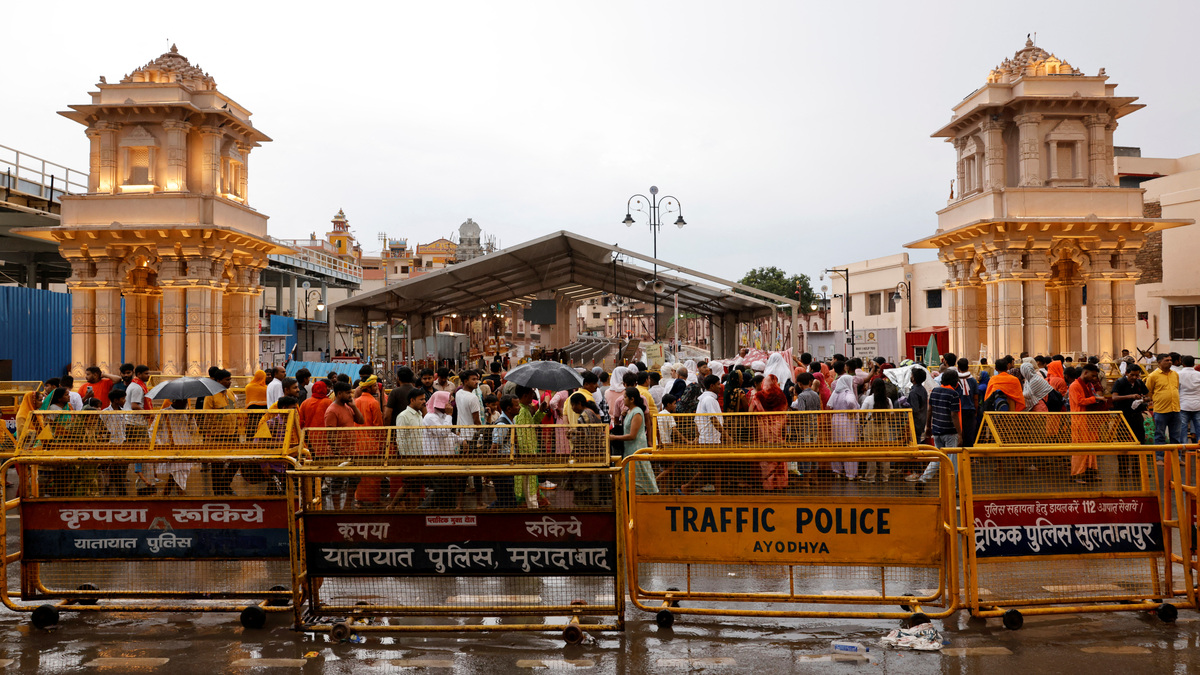 Hindu devotees wait to enter the Hindu god Lord Ram temple for prayers, in Ayodhya, in the northern state of Uttar Pradesh, India, June 6, 2024. REUTERS/Anushree Fadnavis