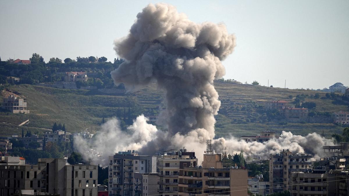 Smoke billows from southern Lebanon, following Israeli strikes, as seen from Nabatieh, Lebanon, May 31, 2026. REUTERS/Stringer