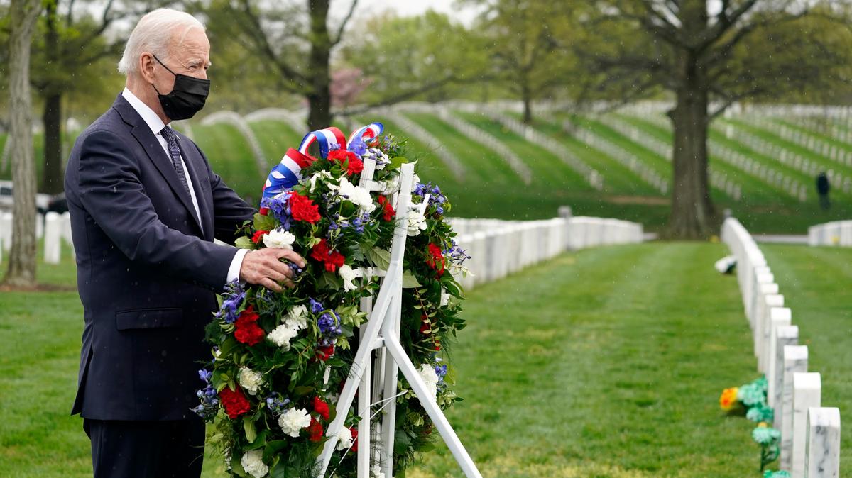 El presidente Joe Biden visita la Sección 60 del Cementerio Nacional de Arlington, el miércoles en Arlington, Virginia. Biden anunció que todas las tropas de Estados Unidos serán retiradas de Afganistán para el 11 de septiembre de este año.