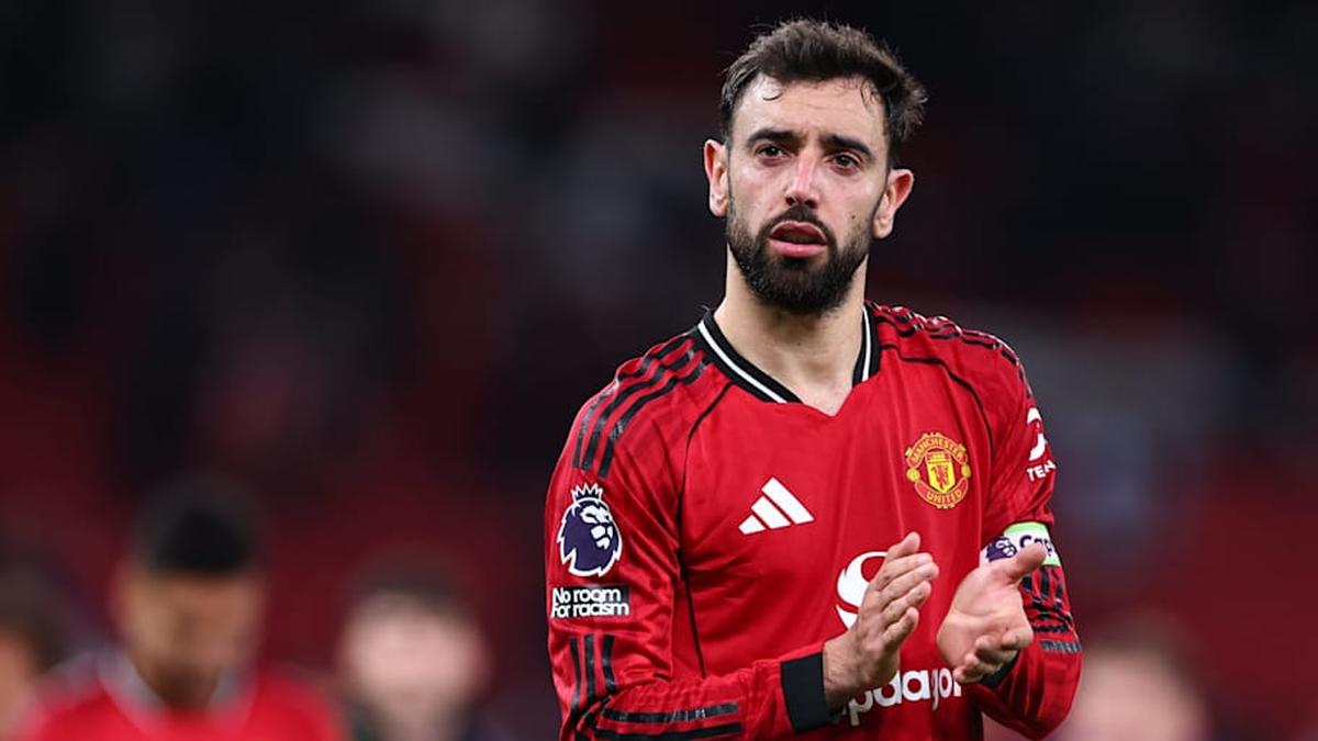  Bruno Fernandes is on fire. | Robbie Jay Barratt/AMA/Getty Images 