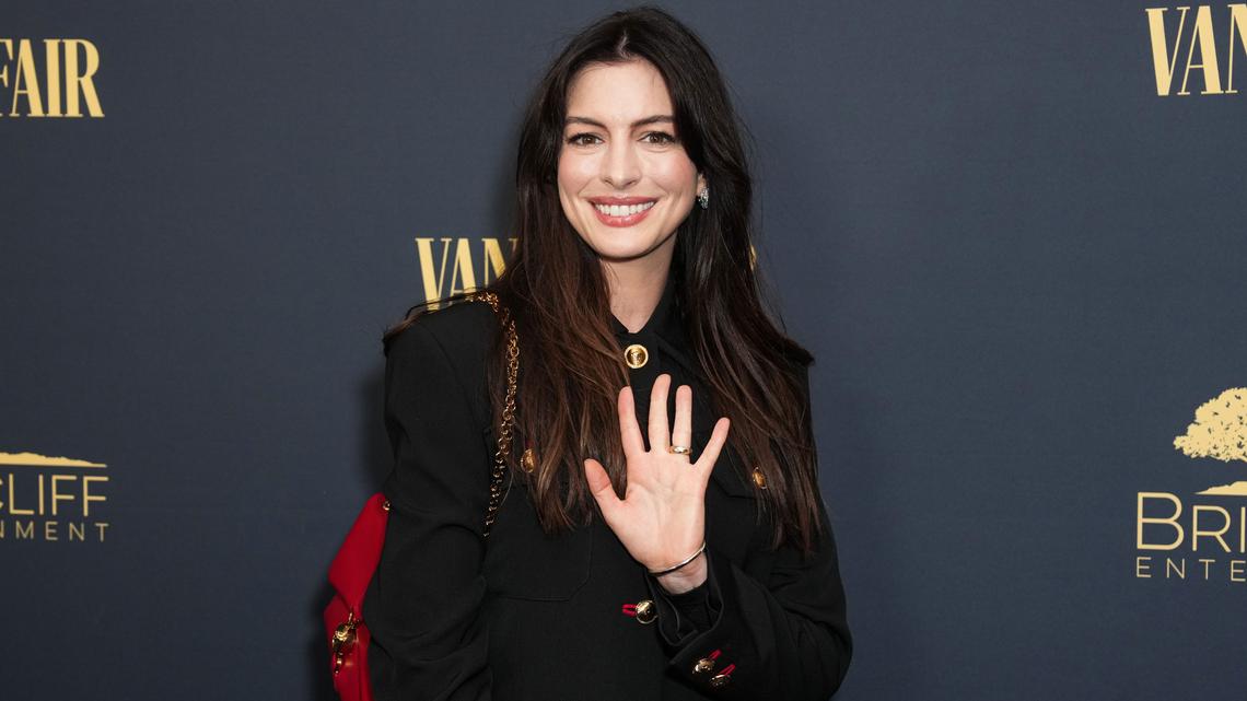 Anne Hathaway Just Wore This It-Girl Bag Trend On The Red Carpet 
