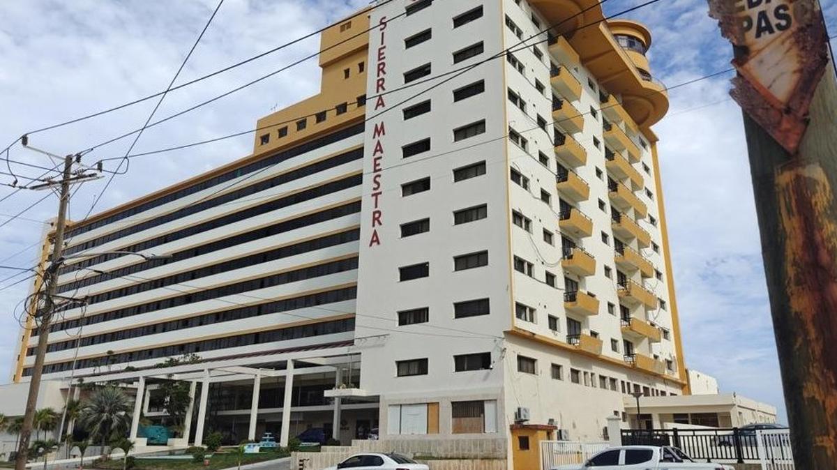 The facade of the CIMEX building, a conglomerate that belongs to the military-run business conglomerate GAESA, in Havana on Tuesday. The Cuban government denied that GAESA is an "opaque structure" that operates 'parallel to the state' in its first statement on the matter since the entity was sanctioned by the United States a month ago. Photo by Juan Palop/EPA