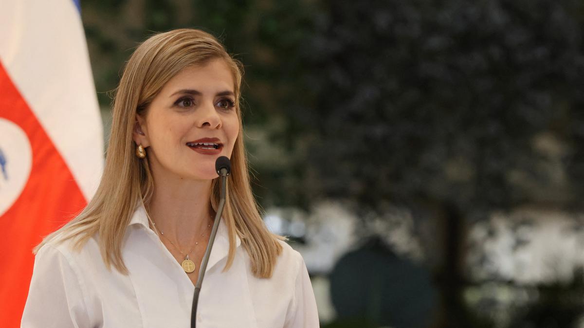 FILE PHOTO: Costa Rica's president-elect Laura Fernandez takes part at a press conference with  President Rodrigo Chaves  at the presidential house, in San Jose, Costa Rica, February 4, 2026. REUTERS/Mayela Lopez/File Photo
