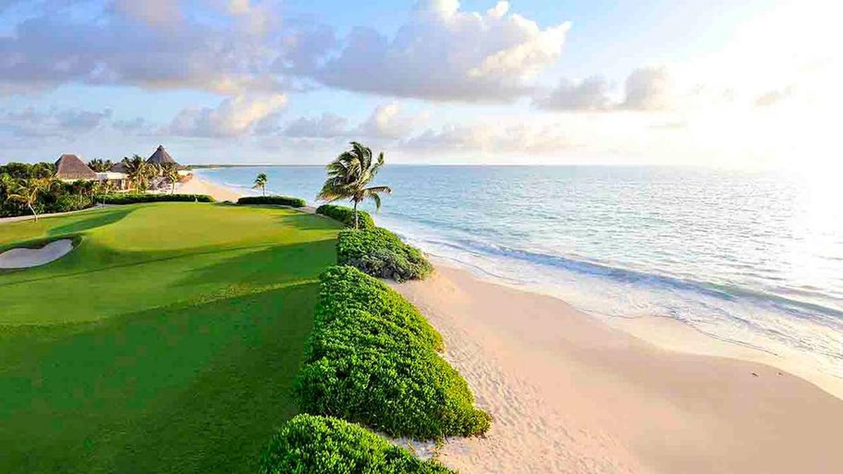  Players at the seaside 15th hole sometimes will have a gallery from the beach. | Courtesy of Mayakoba 