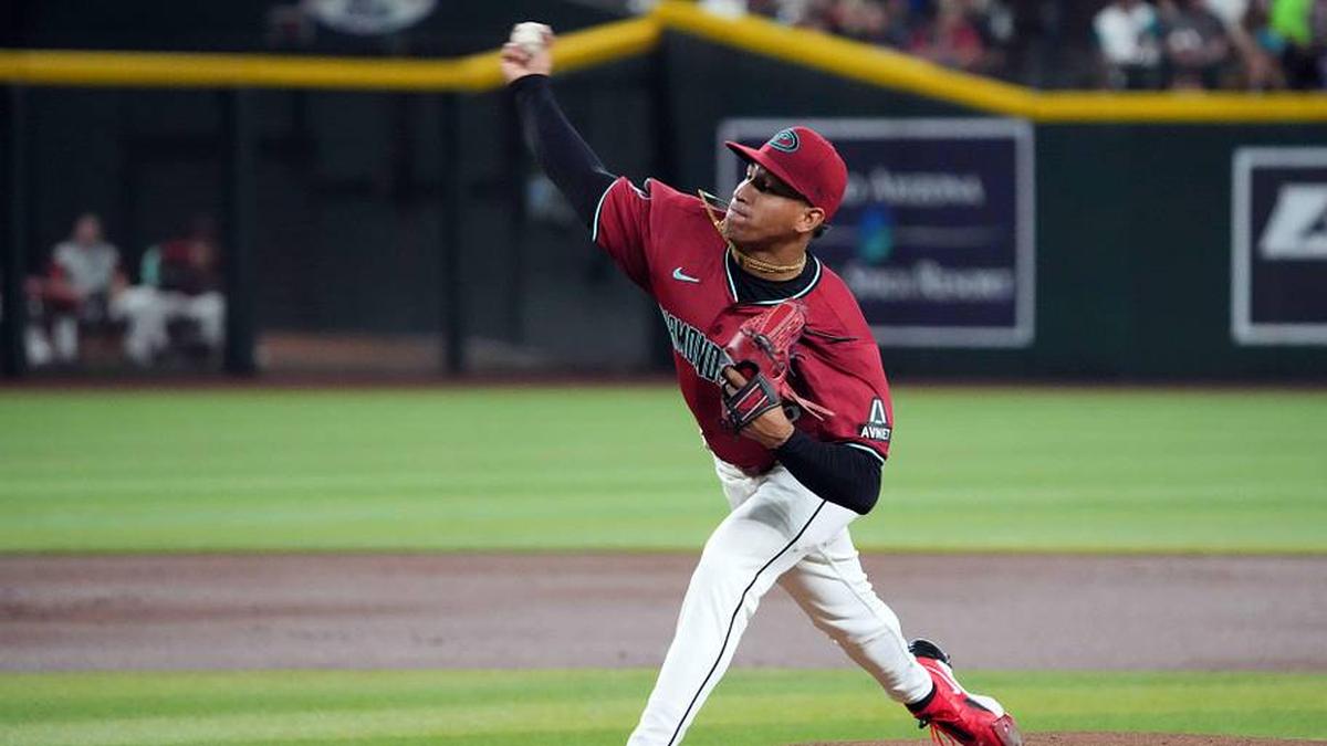  Jul 28, 2024; Phoenix, Arizona, USA; Arizona Diamondbacks pitcher Yilber Diaz (45) pitches against the Pittsburgh Pirates during the first inning at Chase Field. Mandatory Credit: Joe Camporeale-Imagn Images | Joe Camporeale-Imagn Images 