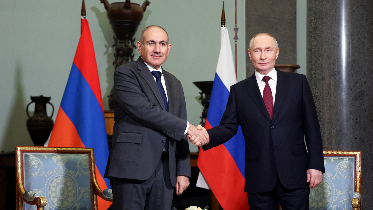 FILE PHOTO: Russian President Vladimir Putin shakes hands with Armenian Prime Minister Nikol Pashinyan during a meeting on the sidelines of an informal summit of leaders of nations, which are members of the Commonwealth of Independent States (CIS), in Saint Petersburg, Russia, December 22, 2025. Sputnik/Alexander Kazakov/Pool via REUTE/File Photo