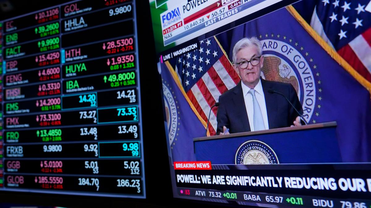 Corredores trabajan en la Bolsa de Valores de Nueva York mientras el presidente de la Reserva Federal, Jerome Powell, habla luego de anunciar un aumento en las tasas de interés, el miércoles 2 de noviembre de 2022. (AP Foto/Seth Wenig)