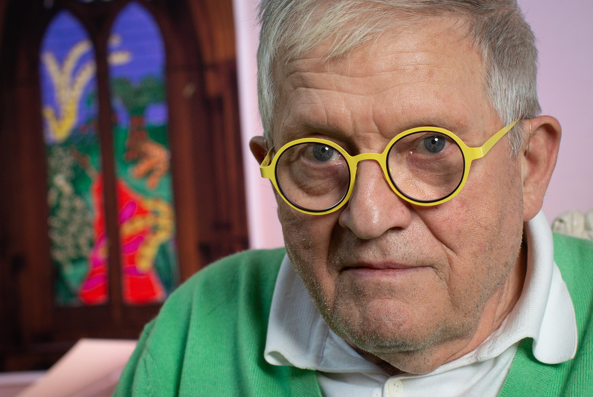 FILE -- The artist David Hockney at his studio in London, Sept. 27, 2018. Hockney, whose colorful figurative paintings were both conservative and iconoclastic, defying the dominant abstract schools of the mid-20th century, died at home in London on June 11, 2026. He was 88. (Suzanne Plunkett/The New York Times)