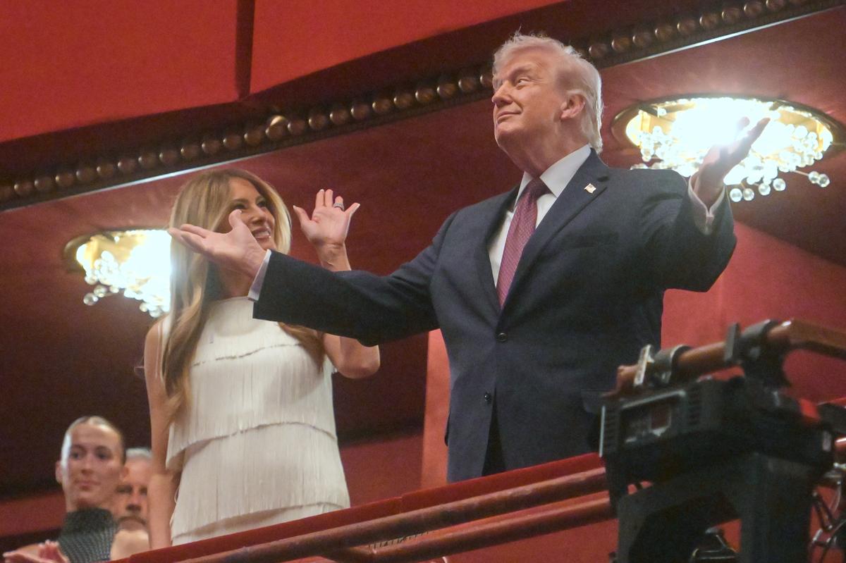  President Donald Trump and first lady Melania Trump arrive to attend the opening nights of the musical “Chicago” at the John F. Kennedy Center for the Performing Arts in Washington, Tuesday, March 31, 2026. (AP Photo/Rod Lamkey, Jr.) 