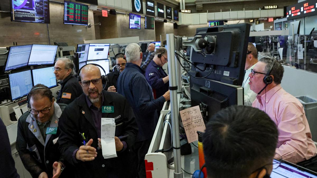 FILE PHOTO: Futures-options traders work on the floor at the New York Stock Exchange's NYSE American (AMEX) in New York City, U.S., April 17, 2026.  REUTERS/Brendan McDermid/File Photo