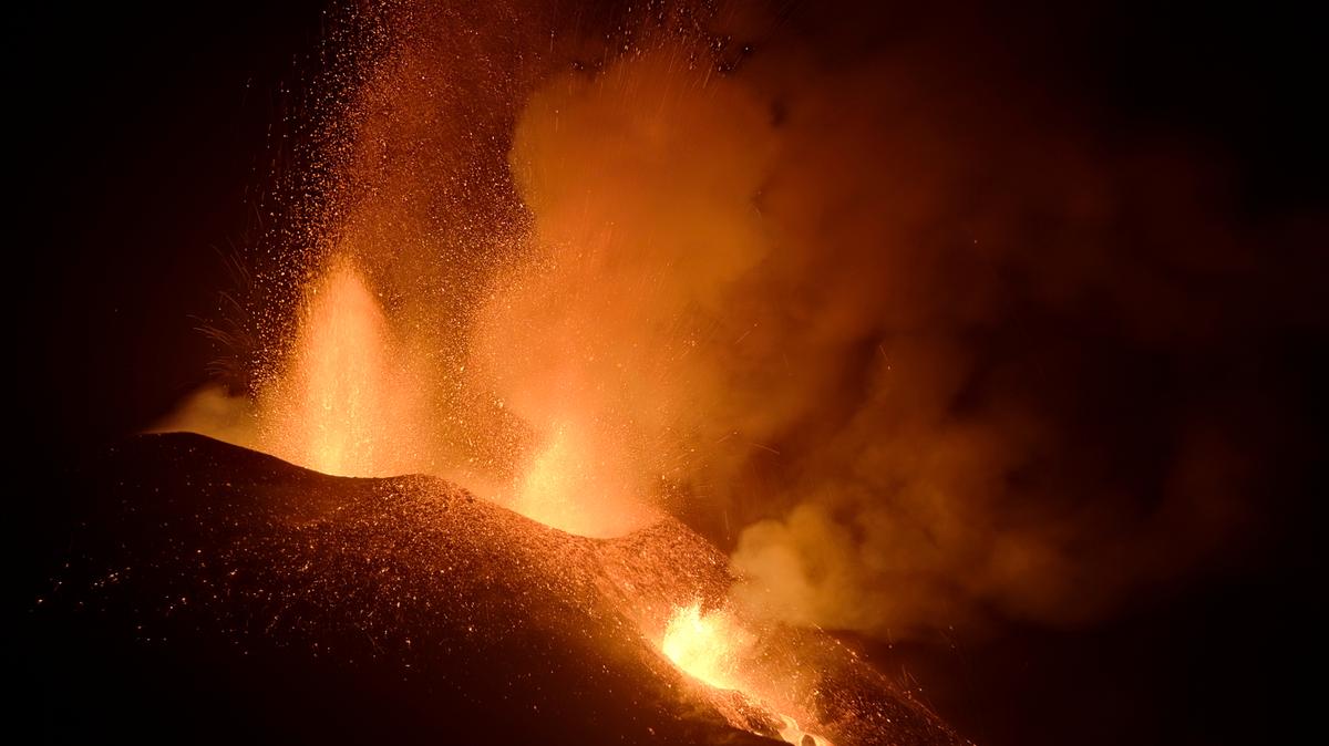 Lava fluye desde un volcán en la isla de La Palma, en España, el domingo 3 de octubre de 2021. (AP Foto/Daniel Roca)