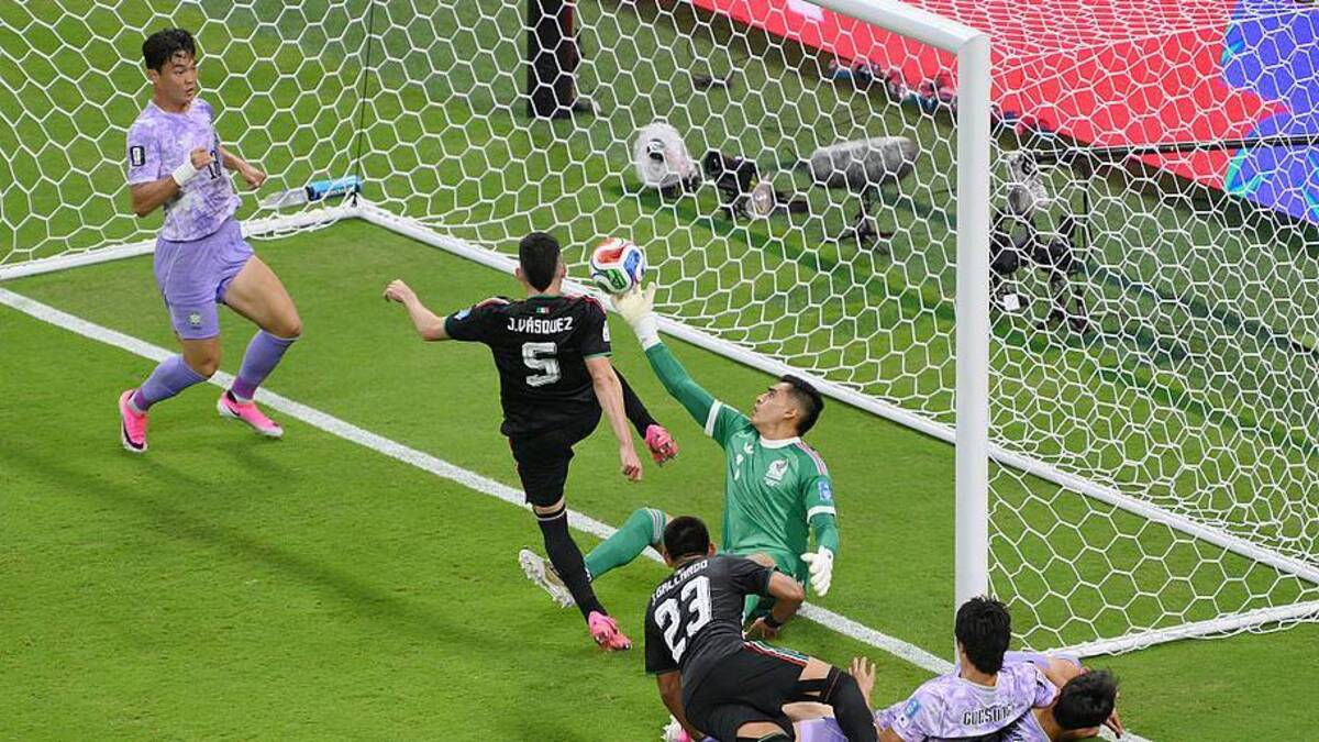  Raúl Rangel's (middle) save is the best of the tournament so far. | David Ramos/Getty Images 