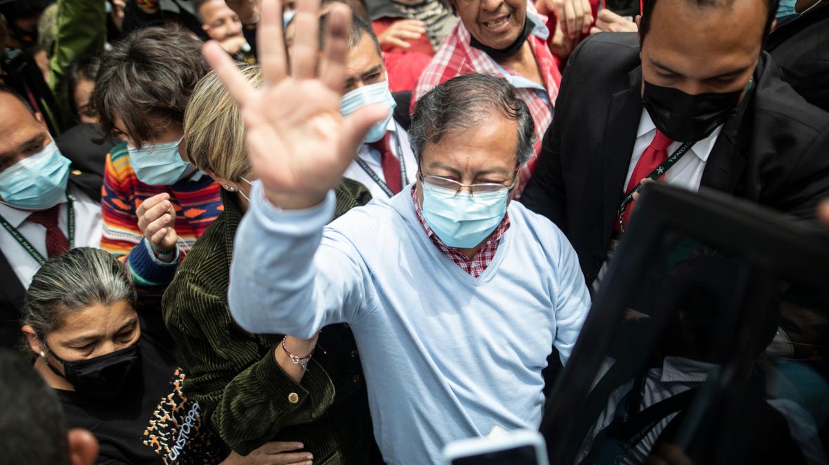 El candidato Gustavo Petro junto con partidarios durante las elecciones legislativas en Bogotá el 13 de marzo del 2022. (Foto AP/Ivan Valencia)