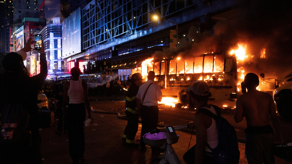 USA-Un bus de la Coupe du monde incendié après le sacre des Knicks en NBA 