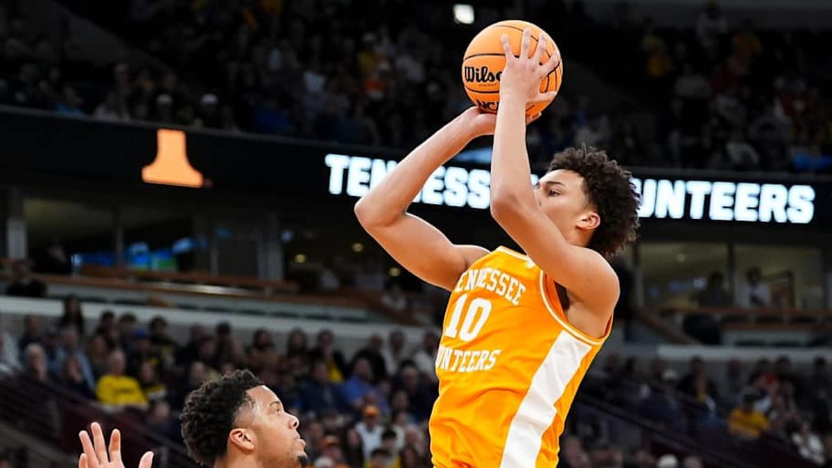  Tennessee forward Nate Ament (10) attempts a shot during a NCAA Tournament Elite 8 game between Tennessee and Michigan at the United Center in Chicago on March 29, 2026. | Brianna Paciorka/News Sentinel / USA TODAY NETWORK via Imagn Images 