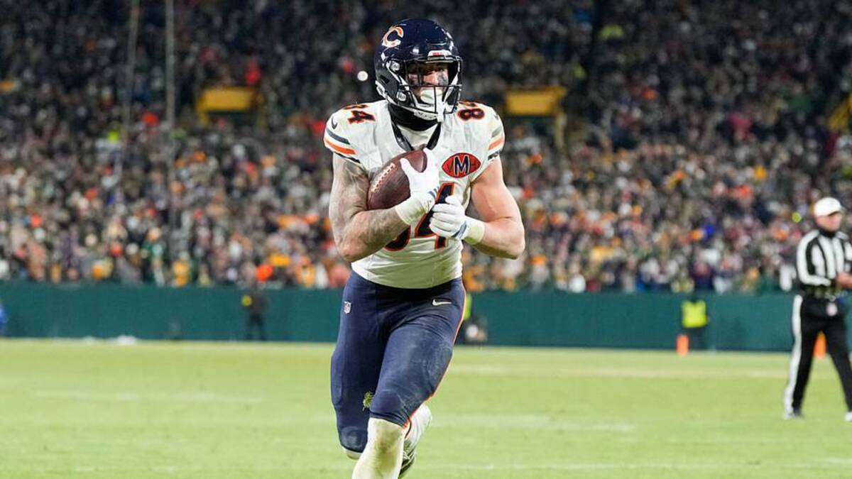  Chicago Bears tight end Colston Loveland (84) scores a touchdown in the fourth quarter against the Green Bay Packers at Lambeau Field. | Jeff Hanisch-Imagn Images 