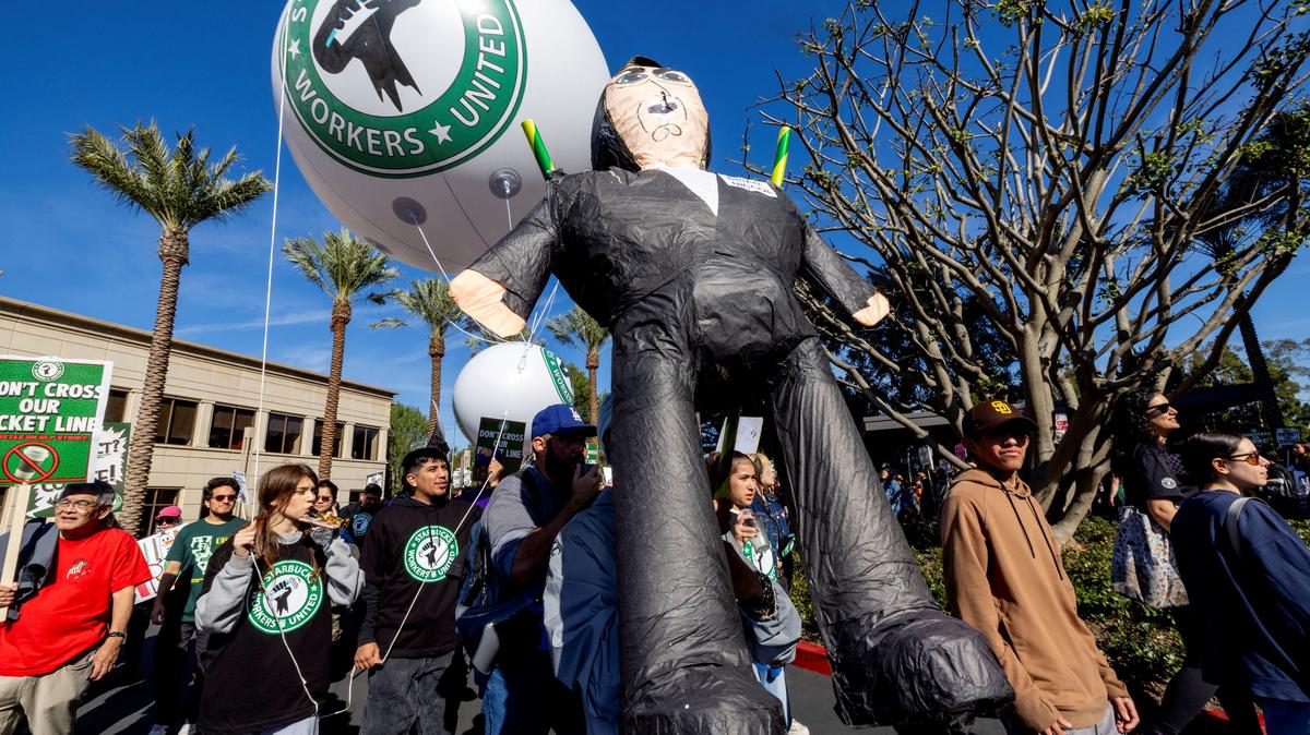 FILE PHOTO: Starbucks baristas and supporters rally outside the company's corporate offices as part of a nationwide push for improved wages and benefits, in Newport Beach, California, U.S. November 24, 2025.  REUTERS/Jill Connelly/File Photo